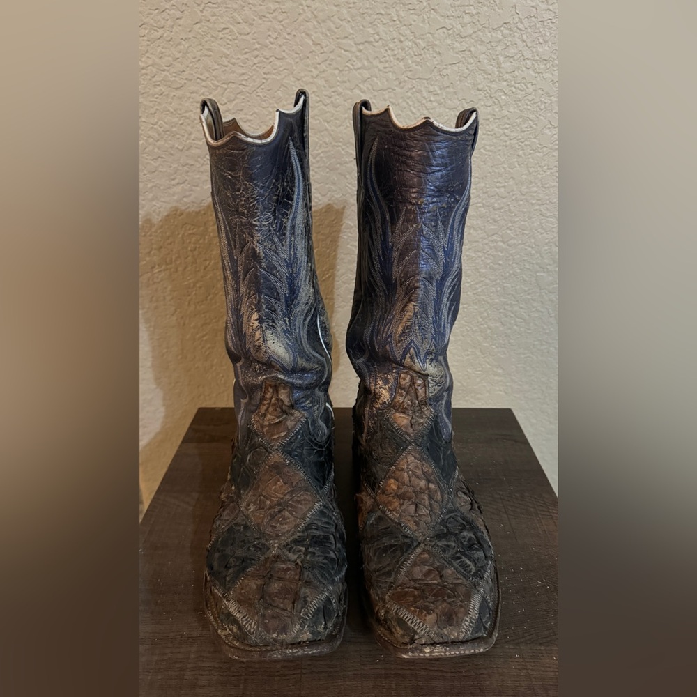 Black and brown bass
Rios cowboy boots, size 10.5